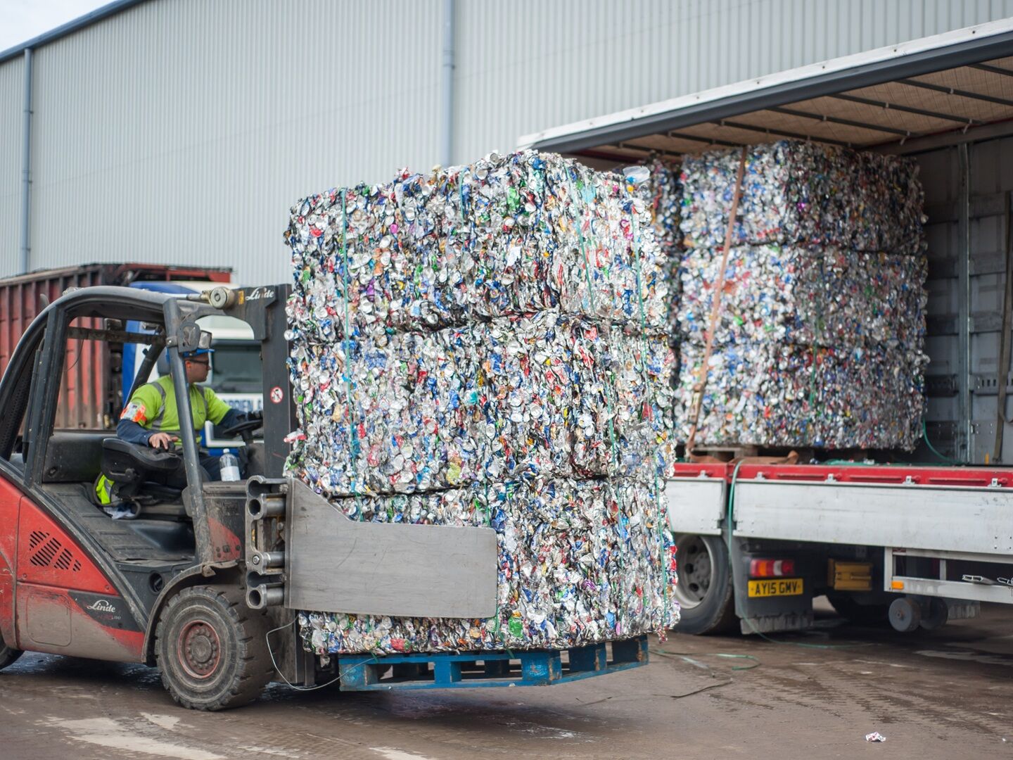 Less than half of manufacturing and production SMEs use a recycling service