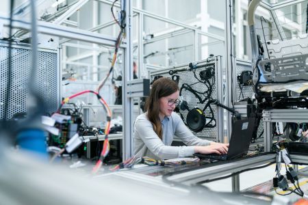 HR trends manufacturing businesses should keep an eye on in today’s increasing world of automation